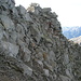 Il delicato passaggio dalla cresta alle rocce umide sul versante italiano
