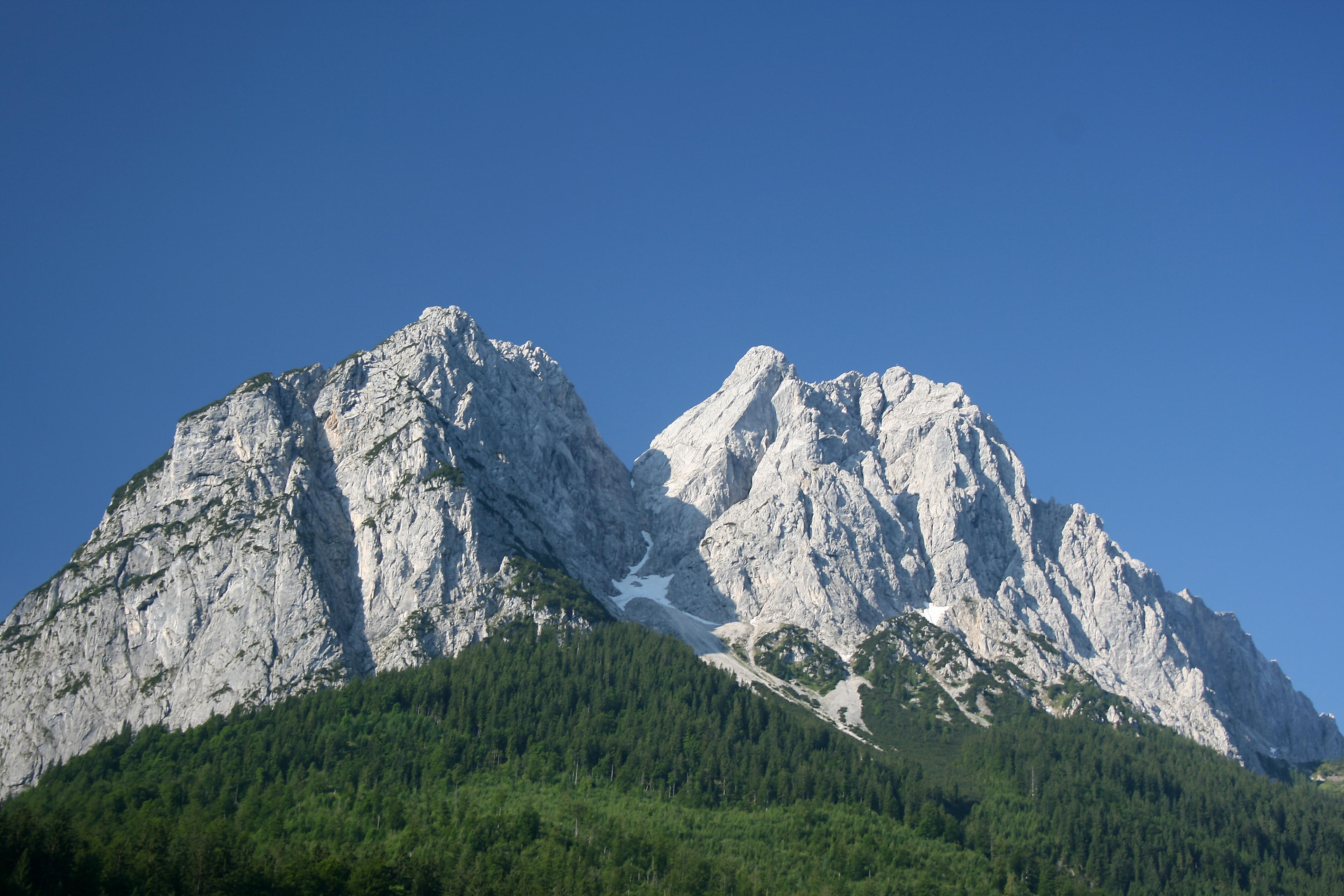 die rechte Spitze ist der Große Waxenstein Fotos