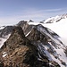 Gipfelpanorama. <br />Über den Gipfelgrat zum Räfenjoch. <br />Bildmitte das Ränfenhorn. Ein weiteres mögliches Ziel.