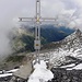 Hätten wir nicht erwartet: Ein Gipfelkreuz samt Gipfelbuch auf dem Radar-Berg Scopí.