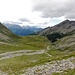 Die flache Alpe di Quarnei, und hinten auf der Kante die Capanna Quarnei