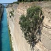 <b>Canale di Corinto.<br />Dal ponte scattiamo alcune foto alle navi trainate nel canale e alle strapiombanti pareti.</b>