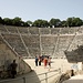 <b>Grazie alla sua straordinaria acustica l’antico teatro di Epidauro è diventato una sede molto importante per gli spettacoli del Festival di Atene (drammi classici di Sofocle, Euripide ed Eschilo). <br />La guida ci dice che l’acustica è talmente perfetta, che strappando un foglio al centro dell’orchestra circolare, è possibile sentirne il rumore dalla più alta delle 54 file di posti.<br />Quest'arena è capace di ospitare 14000 persone.</b><br />