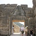 <b>La Porta dei Leoni, l'ingresso principale all'acropoli di Micene.<br />I principali resti dello scavo di Micene risalgono agli anni che vanno tra il 1550 e il 1200 a.C. Questo è il periodo conosciuto come miceneo, termine che si estese all’intera civiltà dell’età del bronzo che fiorì nella Grecia del sud in quel periodo.</b>