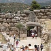 <b>La porta del Leoni vista dall'interno dell'acropoli.<br />Queste rovine, appartenenti alla civiltà detta micenea, risalgono ai secoli dal XVII al XII a.C., per cui più di 7 secoli la separano dall’Acropoli di Atene.<br />A differenza dei Minoici, la ricchezza dei Micenei era destinata al re e agli altri alti funzionari e non veniva condivisa con il resto della popolazione</b>.