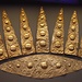 <b>Diadema d'oro in lamine sottili con decorazioni a sbalzo dalla tomba III del Circolo Funerario A di Micene (seconda metà del XVI secolo a.C., Atene, Museo Archeologico Nazionale).</b>