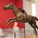 <b>Il Fantino di Capo Artemisio (II secolo a.C.)
Il cavallo è al galoppo; il giovane fantino è vestito di una tunica corta. Datato intorno al 140 a.C., Periodo ellenistico.
(Atene, Museo Archeologico Nazionale).</b>