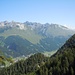 Der Blick weitet sich zur Hornbachkette. Zentral die Urbeleskarspitze
