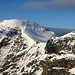 Monte Zebru mit Biwak - dieses ist fast nicht sichtbar, befindet sich jedoch exakt in der Bildmitte exponiert auf dem Grat