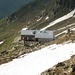 Adula UTOE Hütte von der Aufstiegsspur aus betrachtet