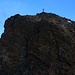 Auf den letzten Meter zum Gipfelkreuz auf de Mutthorn. Der höchste Punkt P.3034,7m befindet sich allerdings etwas hinter dem Gipfelkreuz auf eine Kuppe mit einem Steinmann.