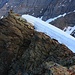 Blick vom Gipfelkreuz auf das Steinmännchen welches auf dem wirklich höchstem Punkt vom Mutthorn (3034,7m) steht.