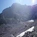 Blick von der Hütte zum Schneekar und auf den Klettersteig (entlang der linken trockenen Rinne)