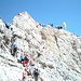 Geduld beim Anstehen zum Gipfel; neben den ganzen Seilbahntouris kommen von hinten auch noch die Karawanen aus dem Höllental