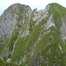 Blick vom Mittelgipfel in die Höfatsscharte, 3 Bergsteiger als winzige Punkte kurz oberhalb der Scharte