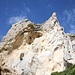 <b>Affioramento di dolomia cariata presso la Bocchetta di Sasso Bianco.</b>