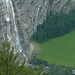 Häuschen mit Wasserfall als Landschaftsmotiv beim Abstieg von der Alp Baumgarten nach Obbort ins Tal.<br />Es handelt sich um den Schreienbachfall (Danke Alpin_Rise für die Info), der durch den Kraftwerksbetrieb Linth-Limmern nur selten zu sehen ist.