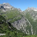 Ein erster Blick nach der Steilstufe über dem Otterbachtal zur Leiterspitze (links)
