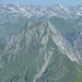 Die Höfats macht sich von der Krottenspitze klein, überragt vom Nebelhorn-Daumen-Kamm