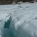 ein Gletscherbach gurgelt im Eis