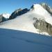 Blick am nächsten Morgen zum Piz Bernina (4048,6m). Links sind der Piz Roseg (ganz links; 3937m) und der Piz Scerscen (3971m).