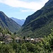 Varzo liegt zwischen den steilen, bewaldeten Flanken des Val Divedro