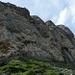 rechts Höhlenprotal Drachenloch, ganz am Bildrand die fragliche Aufstiegsrinne