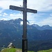 Gipfel des Hohen Ziegspitz; dahinter Zugspitze und Eibsee, rechts die Mieminger Alpen