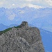 Hundstein (mit Gipfelkreuz) und Freiheit trohnen vor den Vorarlberger Alpen.