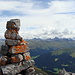 Auf dem Amselturm: Gipfelsteinmann mit dekorativen Farbtupfern