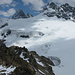 Übersicht: Links hinten das Breithorn. Rechts davon die Tschingelhörner und auf dem Gletscher sieht man zwei Helikopter neben der Hütte.