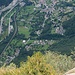 Varzo und der Talgrund des Val Divedro von der Alpe Genuina aus gesehen.