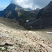 Abstieg zum Schottensee (im Hintergrund das typische Beverin-Bild mit Wolken um den berühmten und überlaufenen Gipfel)