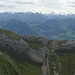 Panorama (mit Wetter-"Aufzug") vom Pilatus über verschiedene Äste des Vierwaldstättersees, die Zentralschweizer Alpen bis hin zu den nur noch knapp erkennbaren Berner Grossen