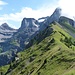 Vordergrund: Sassigrat, Hintergrund: Aufstieg Rotstock via chlitaler Firn