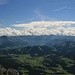 Ausblick vom Zettenkaiser nach Süden zu den Kitzbüheler Alpen und dem in Wolken steckenden Hauptkamm