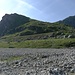 Blick vom Botnatjørna zum Botnasata. Über die Grasflanke (Ostflanke) verläuft der leichteste Anstieg auf diesen kleinen Gipfel.