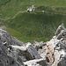 Maldongrat - Blick vom Grat etwas westlich des Gipfelkreuzes zur etwa 500 m tiefer liegenden Anhalter Hütte.