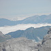 Unten Wolken, oben zumindest etwas blauer Himmel