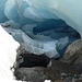 In fondo al ghiacciaio visito una bellissima grotta.