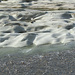 das Wasser hinterlässt Spuren auf der Sandplatte