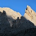 Der Campanile Pradidali (2733 m) ist ein steiler Zahn neben der Pradidalihütte; links daneben die Cima di Ball (2802 m).