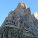Unmittelbar über der Hütte steigt die Cima Pradidali (2774 m) in den Himmel; dahinter ist bereits die Cima Immink (2855 m) zu sehen.