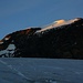 Die letzten abendlichen Sonnenstrahlen beleuchten das Tschingelhorn (3562m).