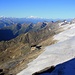 Was für ein Prachtstag!<br /><br />Foto vom Westgrat des Lauterbrunner Breithorn zu unserem Biwakplatz unter dem Üsserem Talgletscher und dem nörlichen Gratende (rechts) der Kette der Chrindelspitza / Chringelhorn (3017m).<br /><br />Rechts ist der Petersgrat (3202m) und darüber das Balmhorn (3698m). Am Horizont ist der Mont Blanc (4810m) zu sehen.