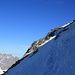 Aufsteigender Quergang nach dem Aufstieg der oberen Felsbarriere zurück zum Westgrat des Lauterbrunner Breithorns. Bei der obersten Stange beginnt auf 3700m das grosse Gipfelfirnfeld.