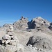 Über die Steinwüste des Altopiano schweift der Blick hinüber zu den höchsten der Palagruppe, dem Cimon della Pala (3184 m), Cima della Vezzana (3192 m), Cima dei Bureloni (3130 m).