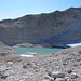 An der Gletscherzunge hat sich der Lago Fradusta gebildet; der Weiterweg führt über die Geröllhänge am linken Bildrand aufwärts zur Forcella Alta del Ghiacciaio.