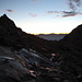 Im Aufstieg zwischen Mirror Lake und Trail Camp - Rückblick auf ein Wegstück in der Morgendämmerung.