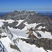 Gipfelaussicht vom Lautebrunner Breithorn (3780m) nach Nordwesten zur Blüemlisalpkette mit Blüemlisalphorn (3661m), Wyssi Frau (3650m) und Morgenhorn (3623m). Links unten ist das Tschingelhorn (3562m).